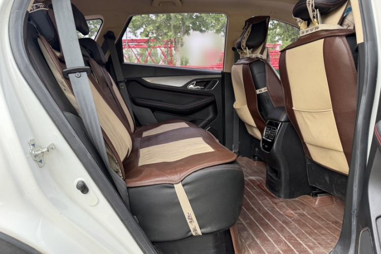 Used Baojun 560 2015 1.8L manual luxury version Interior 4