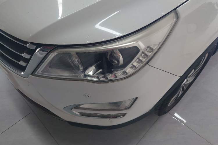 Used Baojun 560 2015 1.8L manual luxury version Left Front Headlight