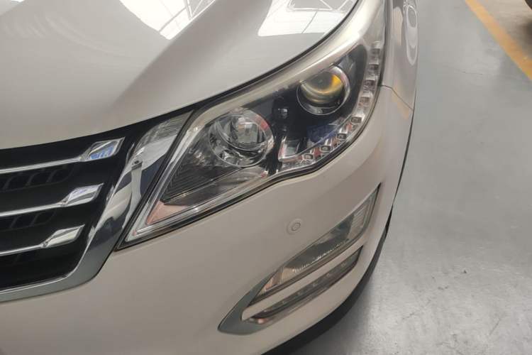 Used Baojun 560 2015 1.8L manual luxury version Left Front Headlight
