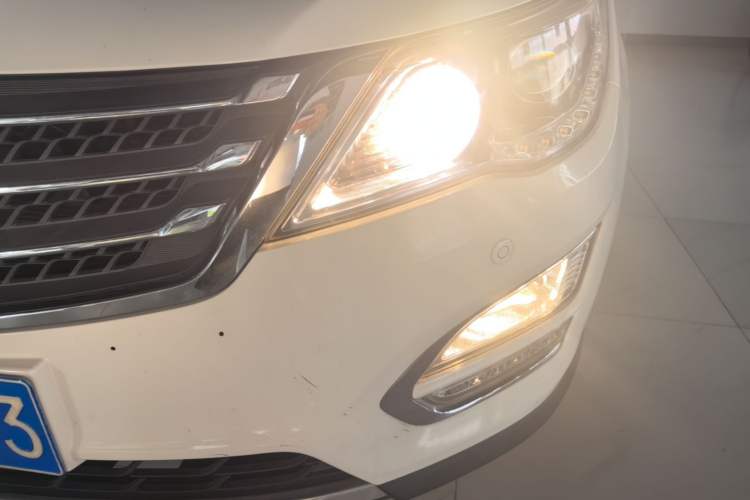 Used Baojun 560 2015 1.8L manual luxury version Left Front Headlight