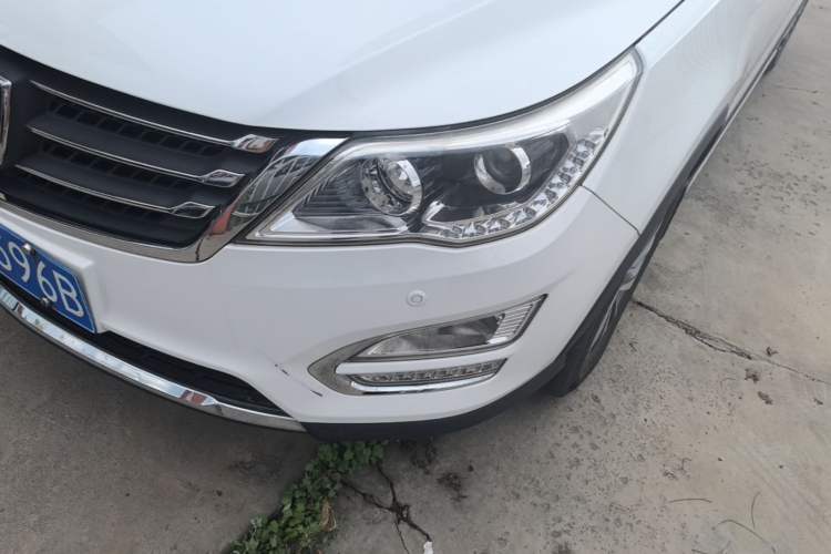 Used Baojun 560 2015 1.8L manual luxury version Left Front Headlight