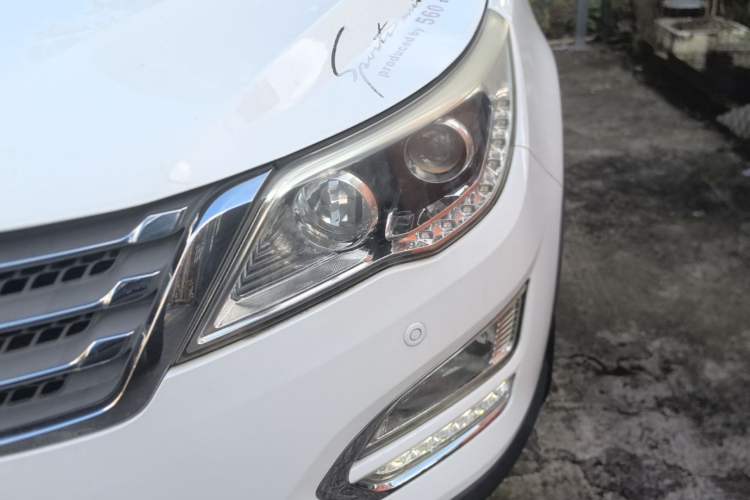 Used Baojun 560 2015 1.8L manual luxury version Left Front Headlight