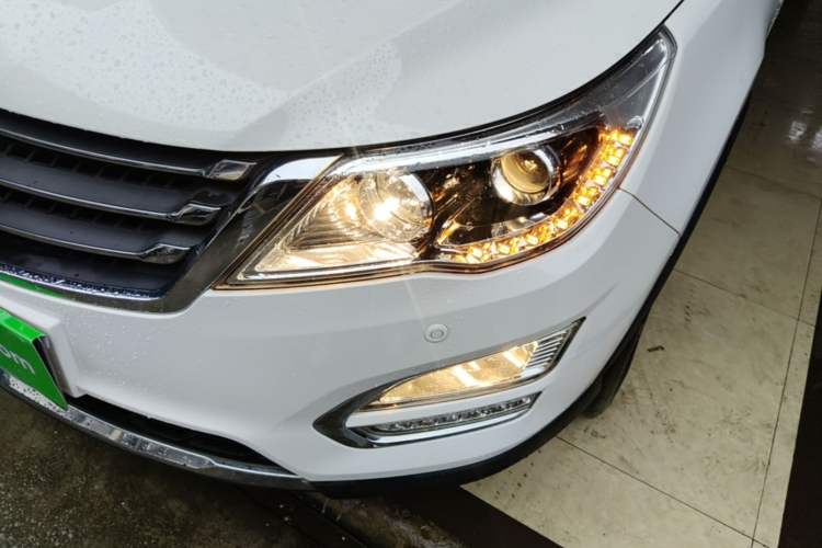 Used Baojun 560 2015 1.8L manual luxury version Left Front Headlight