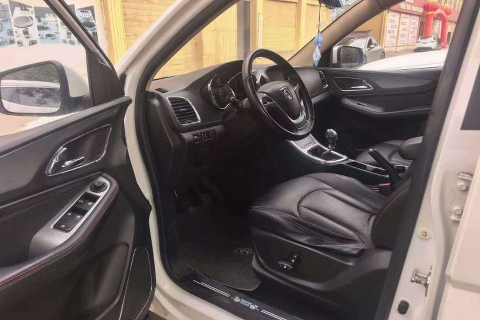 Used Baojun 560 2015 1.8L manual luxury version Left Front Seat