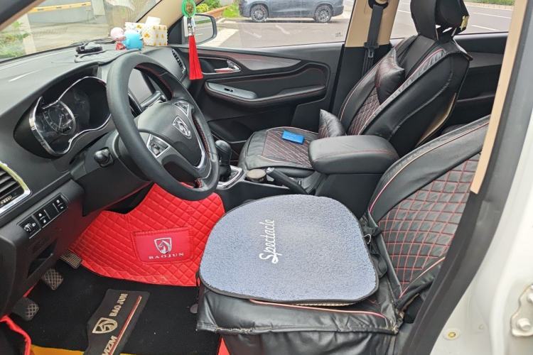 Used Baojun 560 2015 1.8L manual luxury version Left Front Seat