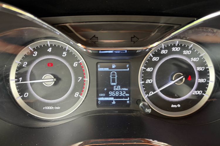 Used Baojun 560 2015 1.8L manual Comfort trim level Odometer Close Up