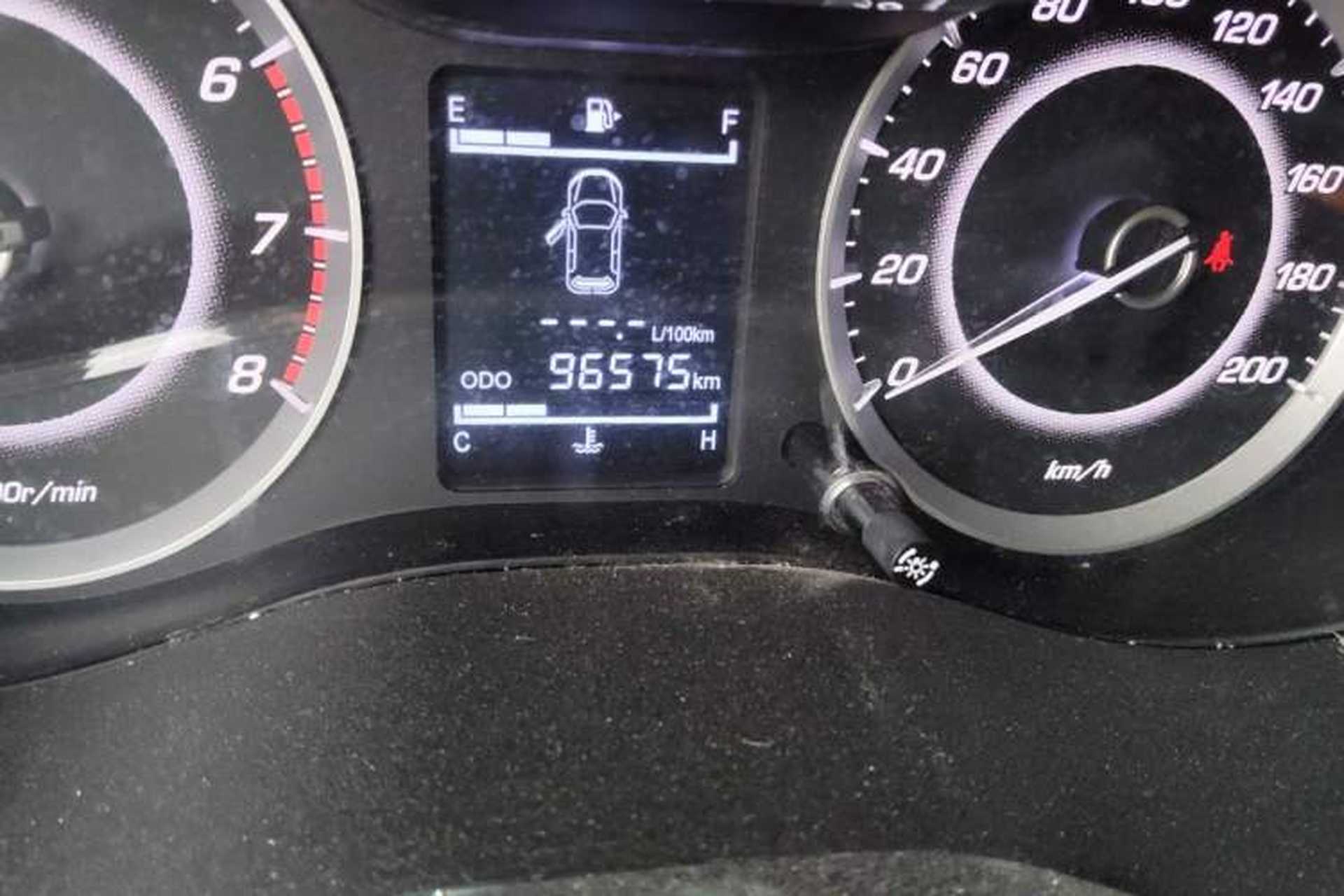 Used Baojun 560 2015 1.8L manual Comfort trim level Odometer Close Up