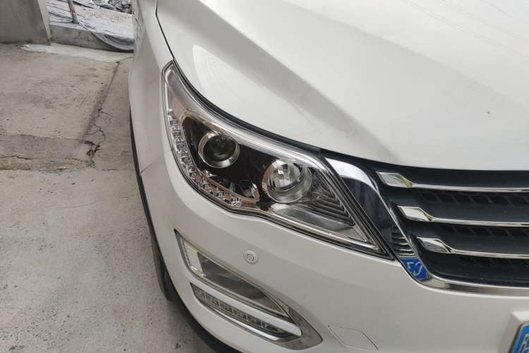 Used Baojun 560 2015 1.8L manual luxury version Right Front Headlight