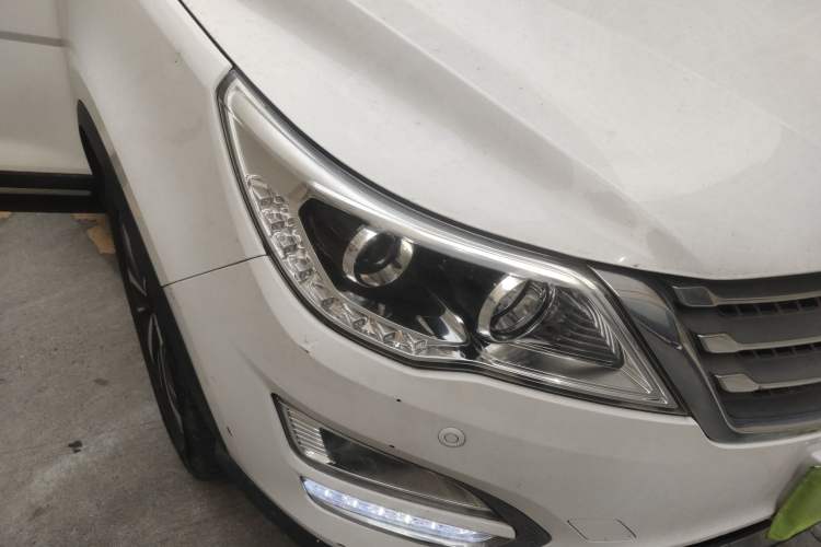 Used Baojun 560 2015 1.8L manual luxury version Right Front Headlight