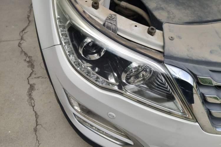 Used Baojun 560 2015 1.8L manual luxury version Right Front Headlight