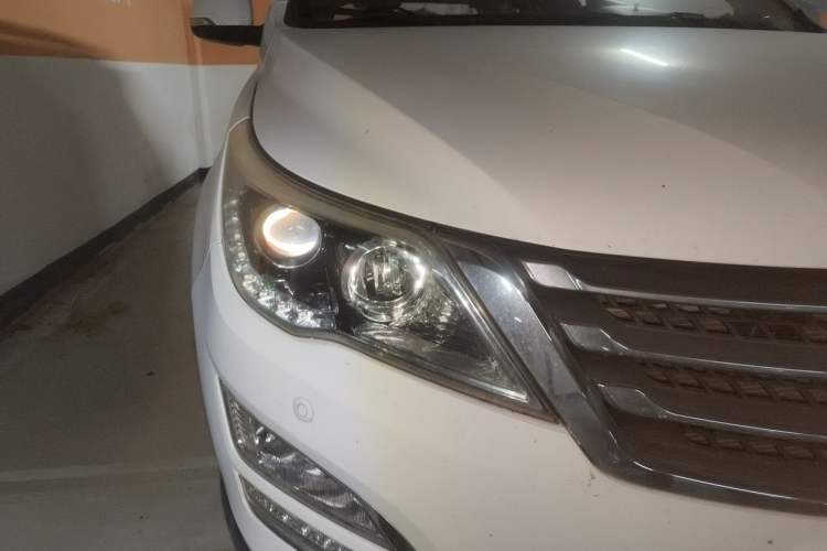 Used Baojun 560 2015 1.8L manual luxury version Right Front Headlight