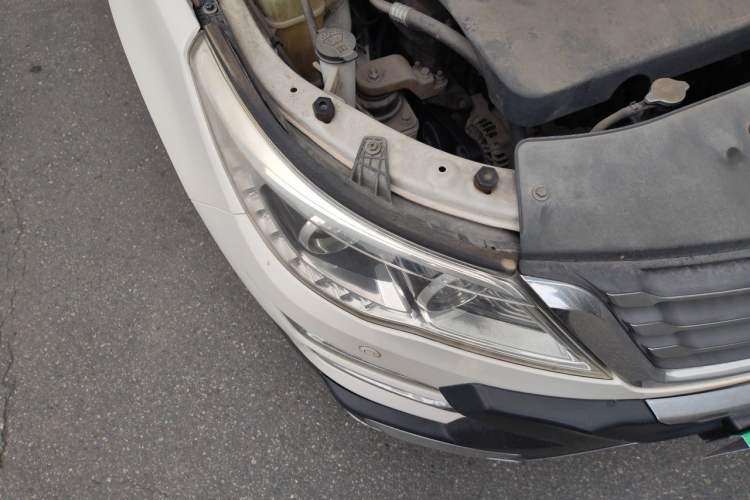 Used Baojun 560 2015 1.8L manual luxury version Right Front Headlight