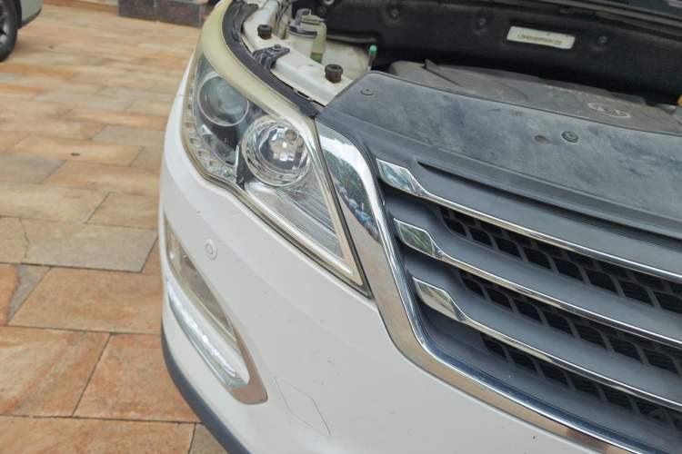 Used Baojun 560 2015 1.8L manual luxury version Right Front Headlight