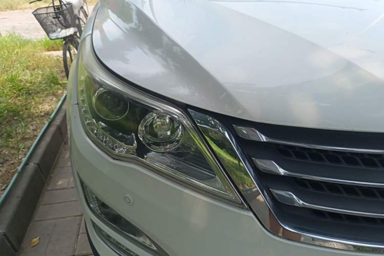 Used Baojun 560 2015 1.8L manual luxury version Right Front Headlight