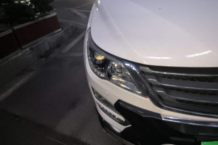 Used Baojun 560 2015 1.8L manual luxury version Right Front Headlight