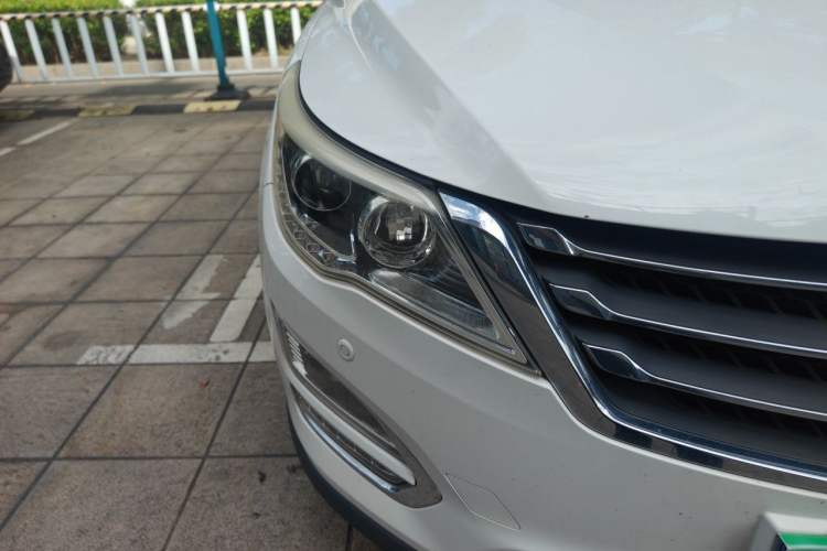 Used Baojun 560 2015 1.8L manual luxury version Right Front Headlight