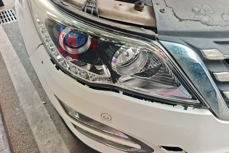 Used Baojun 560 2015 1.8L manual luxury version Right Front Headlight