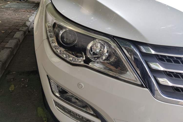 Used Baojun 560 2015 1.8L manual luxury version Right Front Headlight