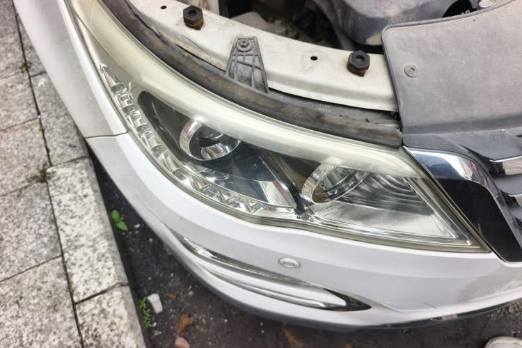Used Baojun 560 2015 1.8L manual luxury version Right Front Headlight