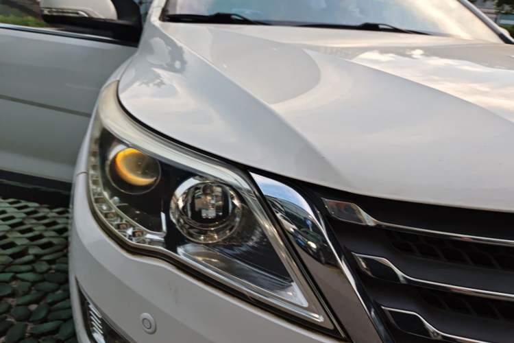 Used Baojun 560 2015 1.8L manual luxury version Right Front Headlight
