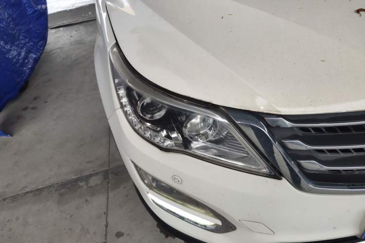 Used Baojun 560 2015 1.8L manual luxury version Right Front Headlight