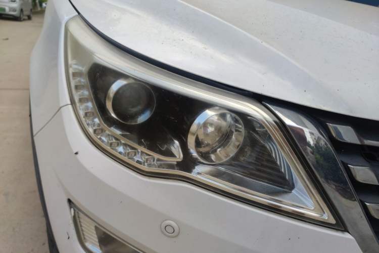 Used Baojun 560 2015 1.8L manual luxury version Right Front Headlight