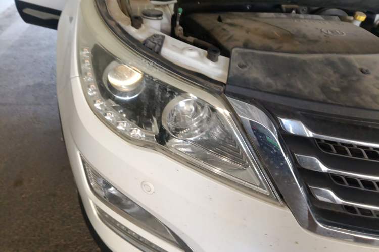 Used Baojun 560 2015 1.8L manual luxury version Right Front Headlight