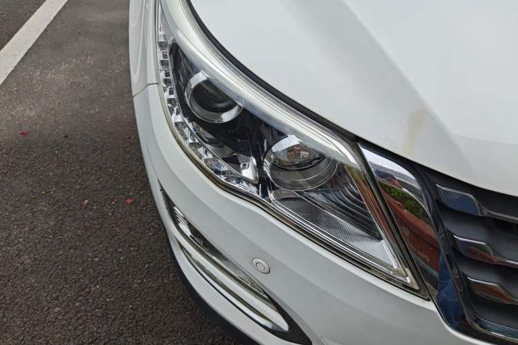 Used Baojun 560 2015 1.8L manual luxury version Right Front Headlight
