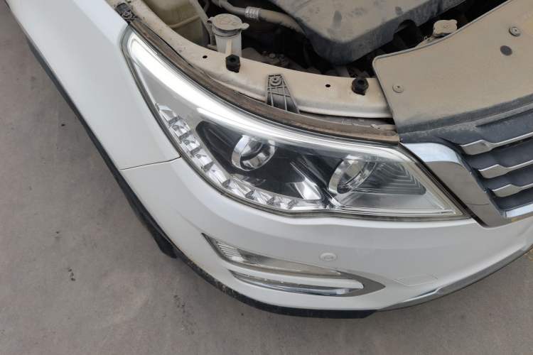 Used Baojun 560 2015 1.8L manual luxury version Right Front Headlight