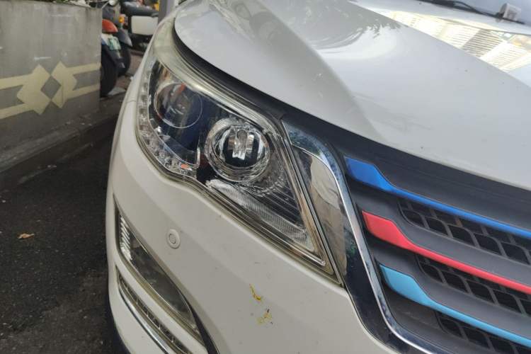 Used Baojun 560 2015 1.8L manual luxury version Right Front Headlight