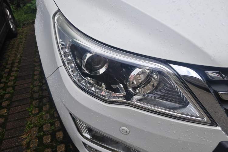 Used Baojun 560 2015 1.8L manual luxury version Right Front Headlight
