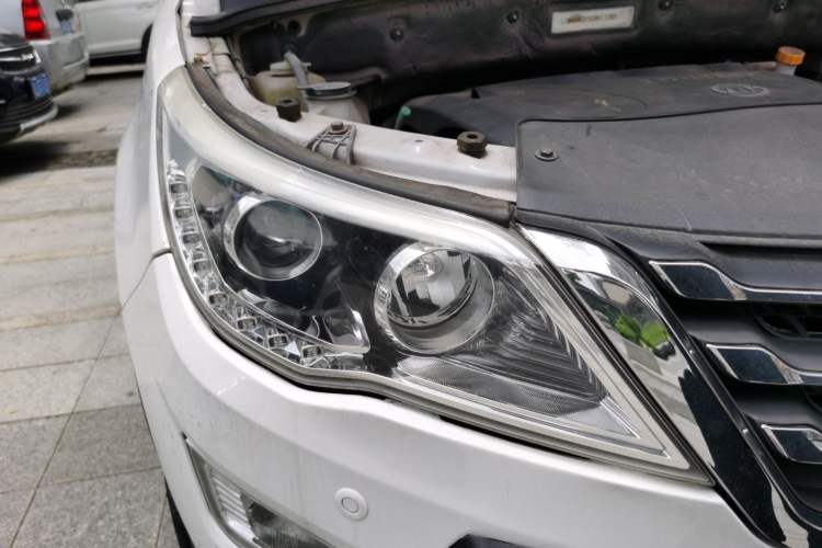 Used Baojun 560 2015 1.8L manual luxury version Right Front Headlight