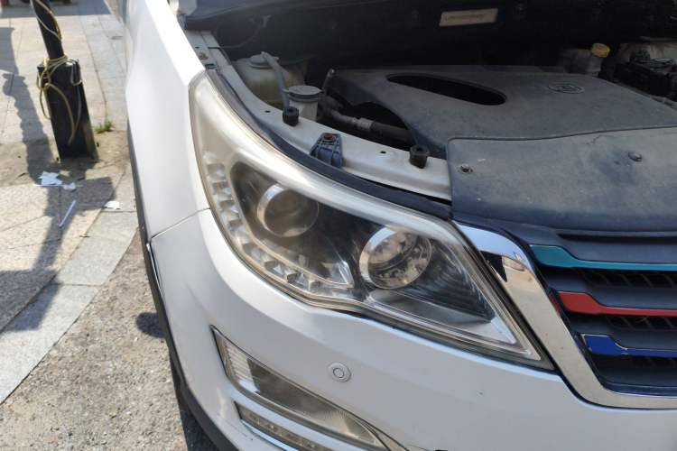 Used Baojun 560 2015 1.8L manual luxury version Right Front Headlight