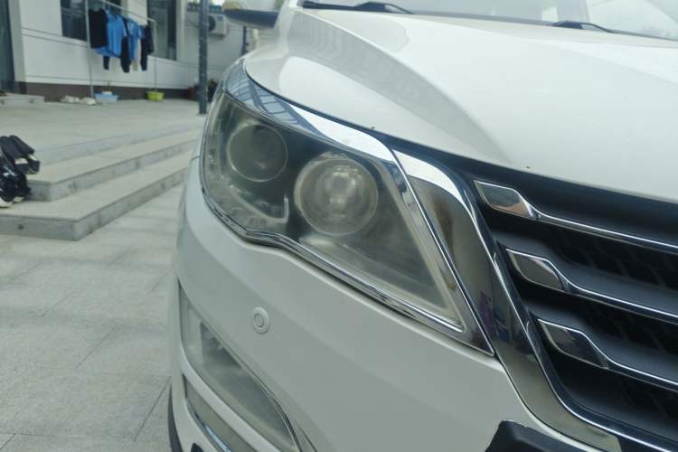 Used Baojun 560 2015 1.8L manual luxury version Right Front Headlight