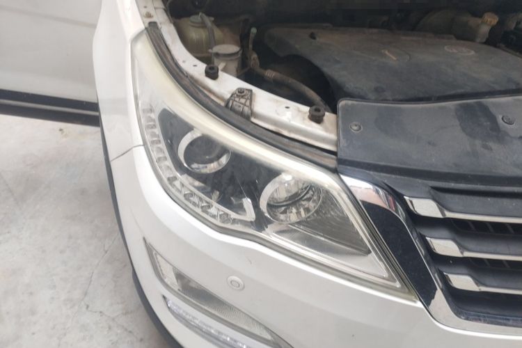 Used Baojun 560 2015 1.8L manual luxury version Right Front Headlight