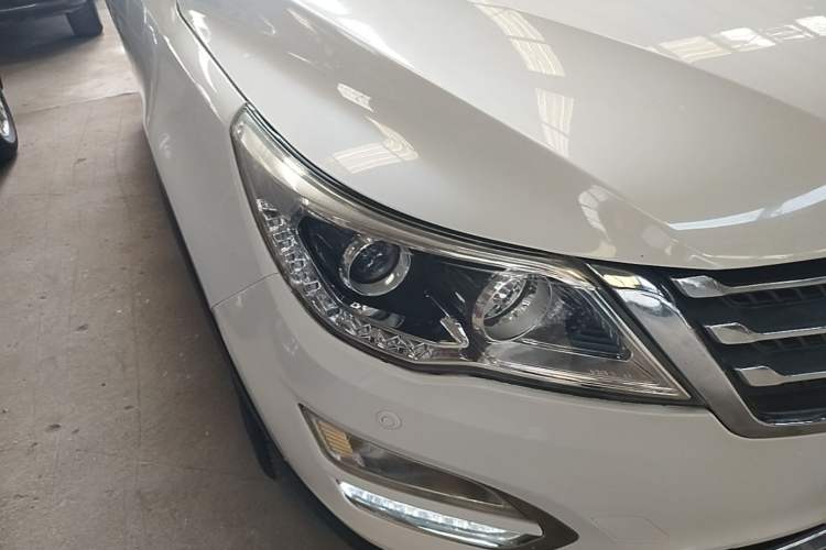 Used Baojun 560 2015 1.8L manual luxury version Right Front Headlight
