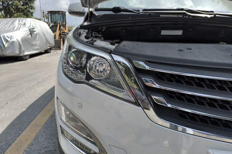 Used Baojun 560 2015 1.8L manual luxury version Right Front Headlight