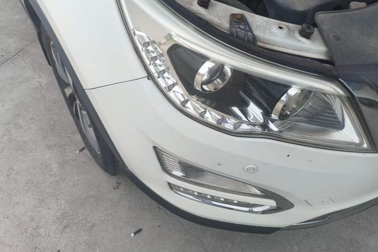 Used Baojun 560 2015 1.8L manual luxury version Right Front Headlight