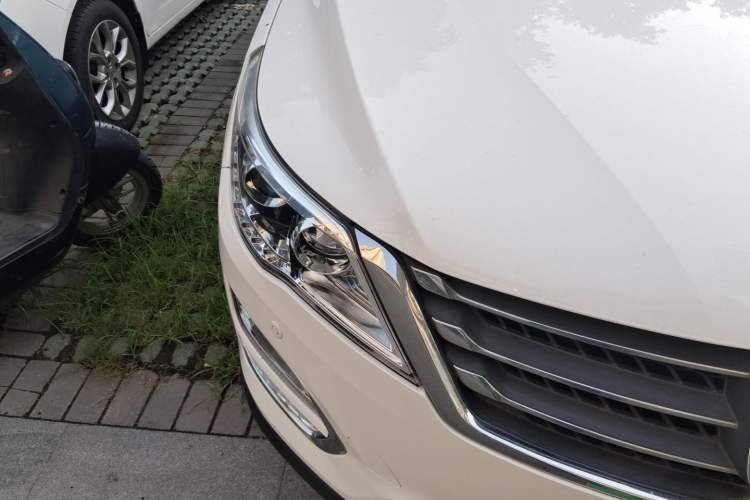 Used Baojun 560 2015 1.8L manual luxury version Right Front Headlight