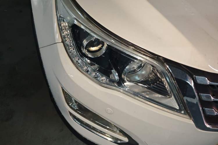 Used Baojun 560 2015 1.8L manual luxury version Right Front Headlight