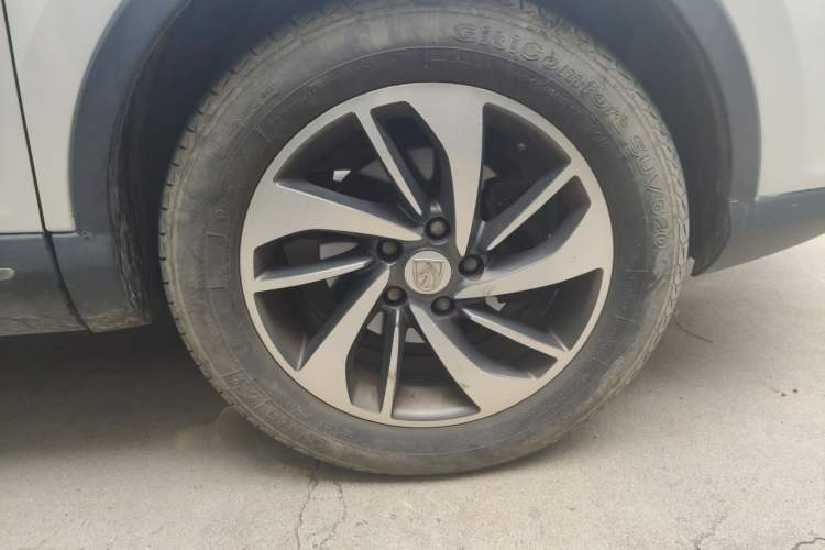 Used Baojun 560 2015 1.8L manual luxury version Right Front Wheel Hub