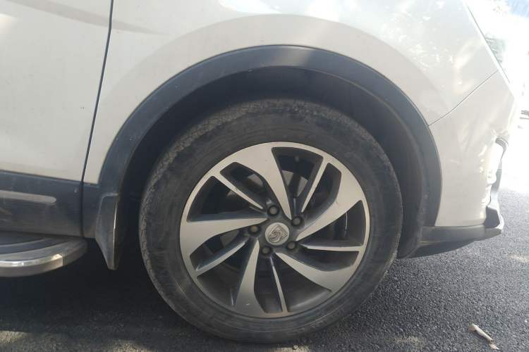 Used Baojun 560 2015 1.8L manual luxury version Right Front Wheel Hub