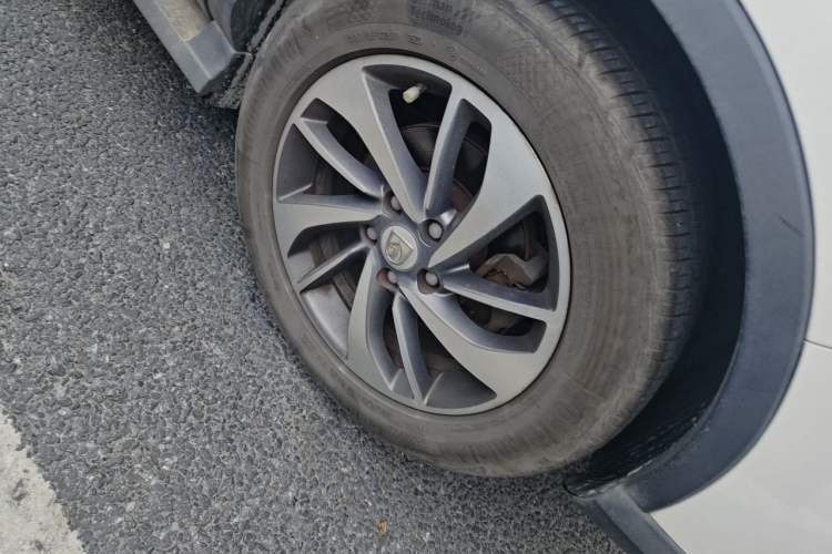Used Baojun 560 2015 1.8L manual luxury version Right Front Wheel Hub