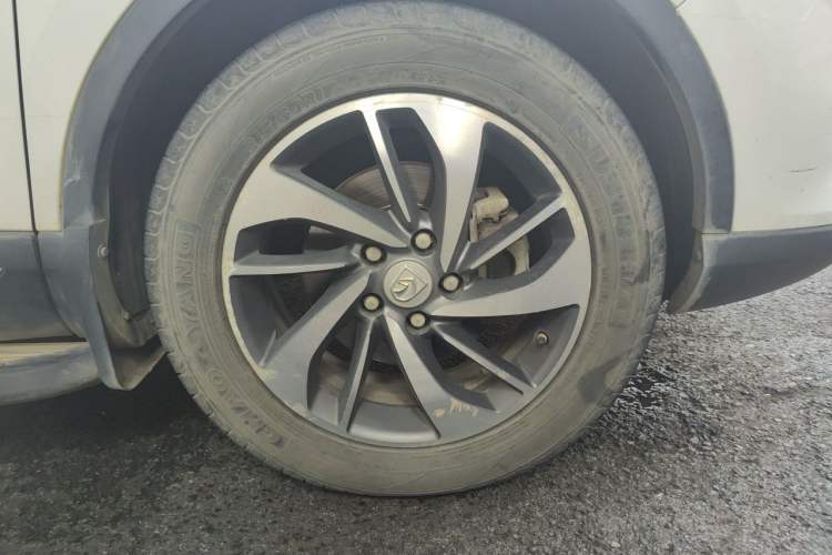 Used Baojun 560 2015 1.8L manual luxury version Right Front Wheel Hub