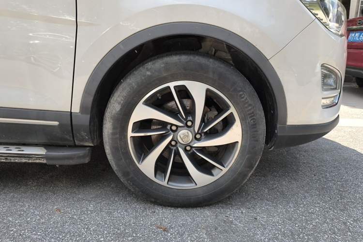 Used Baojun 560 2015 1.8L manual luxury version Right Front Wheel Hub