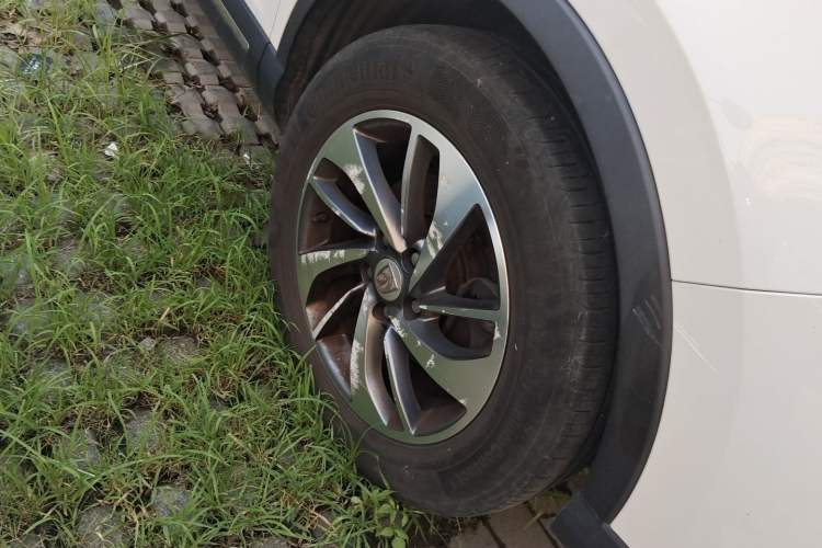 Used Baojun 560 2015 1.8L manual luxury version Right Front Wheel Hub