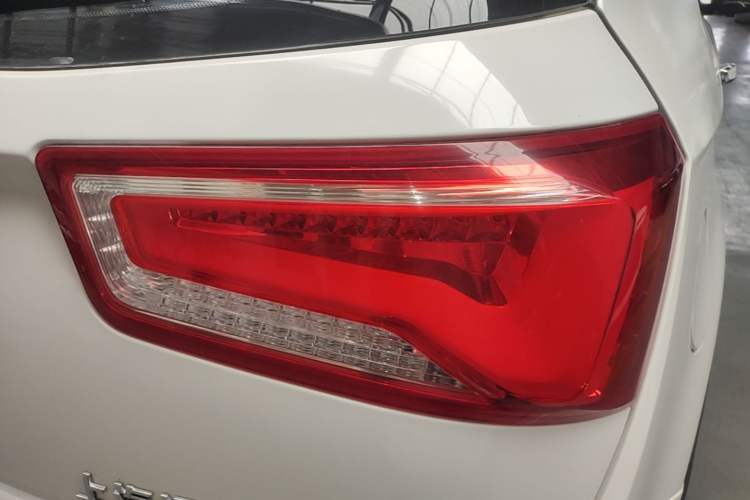 Used Baojun 560 2015 1.8L manual luxury version Right Rear Taillight