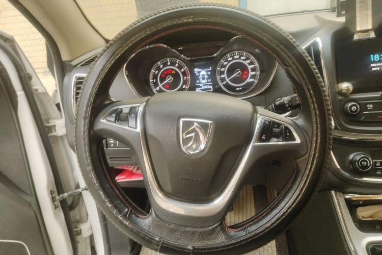 Used Baojun 560 2015 1.8L manual luxury version Steering Wheel