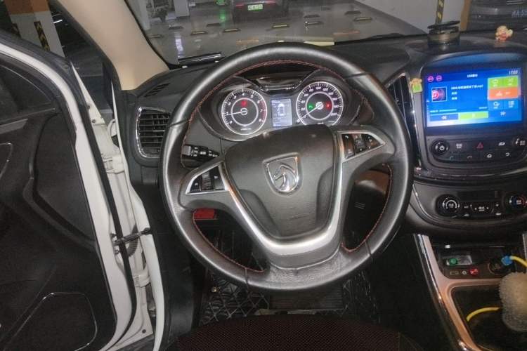 Used Baojun 560 2015 1.8L manual luxury version Steering Wheel