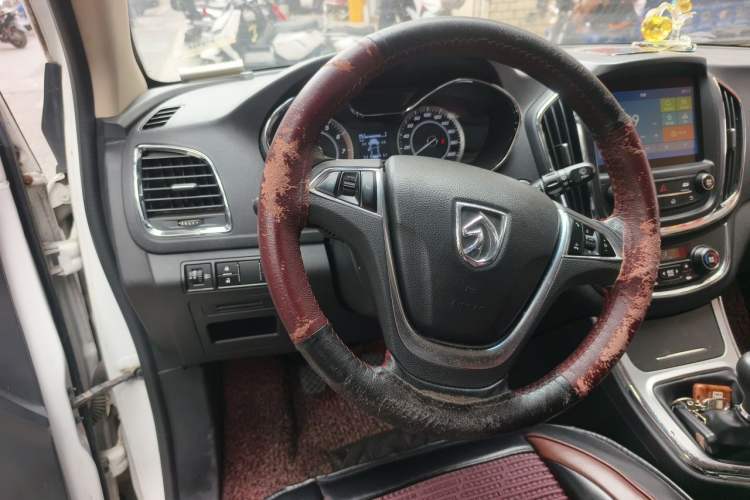 Used Baojun 560 2015 1.8L manual luxury version Steering Wheel